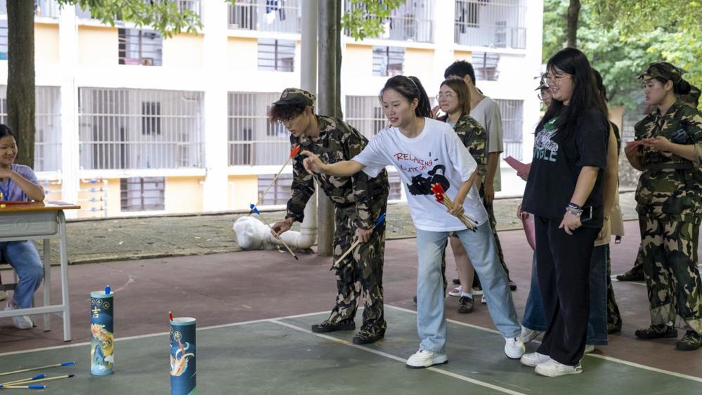 学生参加投壶活动（陈劲 摄） (2)