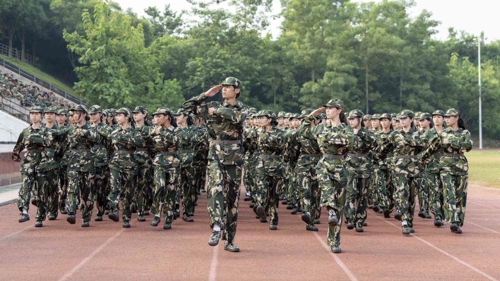 D:/桌面/新闻稿件汇总/空港校区军训汇演汇总(黄承旺、卢柳萍、郑洁钰、覃淑惠、陈劲、刘春玫)/JPEG/新建文件夹/JPEG/方块队入场（黄承旺摄） (1).jpg方块队入场（黄承旺摄） (1)